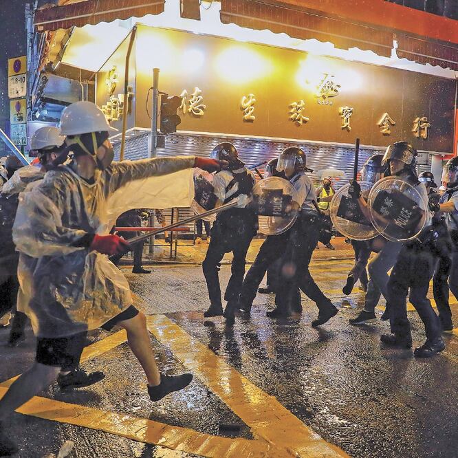 Varios manifestantes se enfrentaron con la policía de Hong Kong en el distrito de Tsuen Wan; se trató de una de las protestas más violentas en 12 semanas. KIN CHEUNG. AP