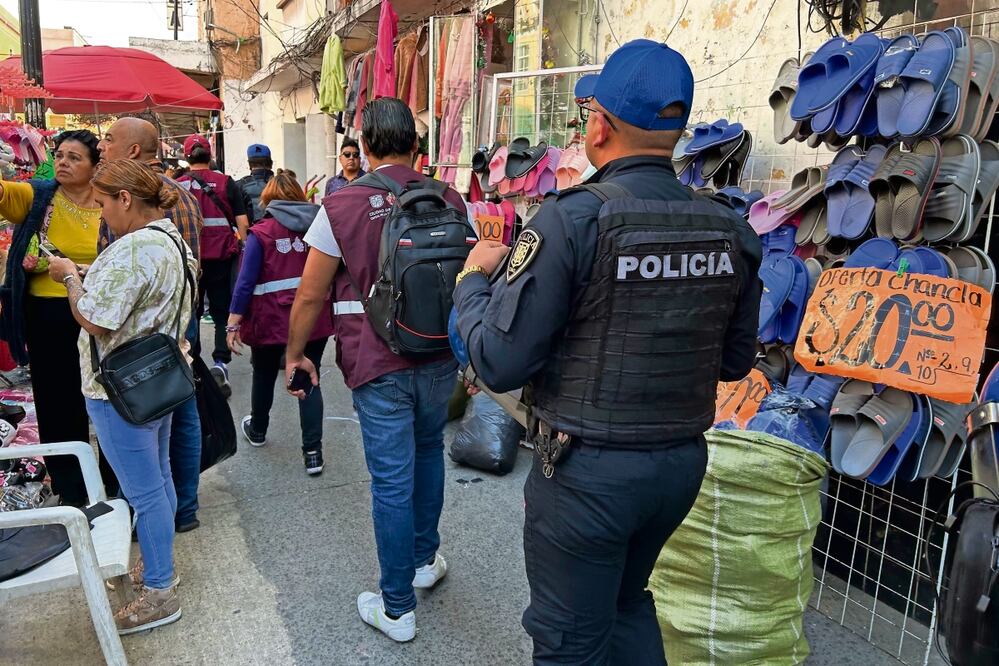 Personal de la Subsecretaría de Programas de Alcaldías y Reordenamiento de la Vía Pública verifica que los comercios cuenten con permisos. Foto: Berenice Fregoso EL UNIVERSAL