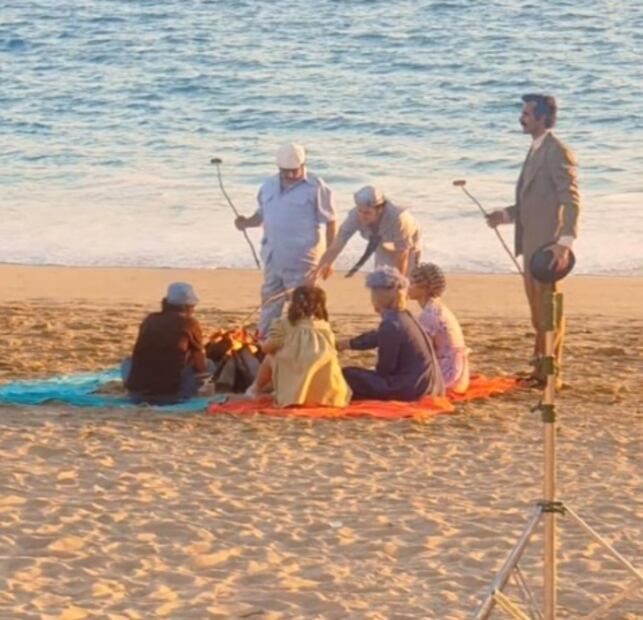 El elenco de "Sin querer queriendo" en la playa. Captura vía TikTok @Garbatronic_2005.