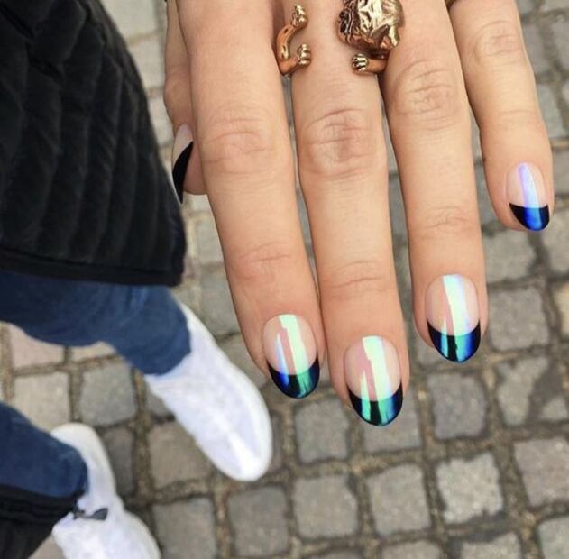 Las uñas tornasol de Ángela Aguilar serán la nueva tendencia