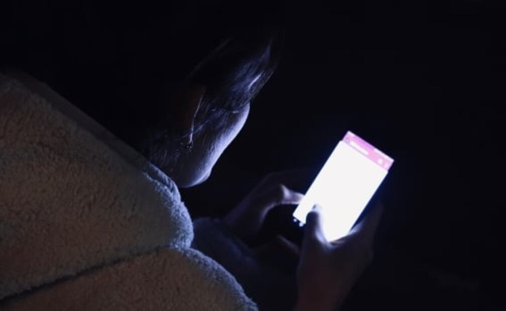 Peligros de cargar el celular en la cama. Imagen: especial