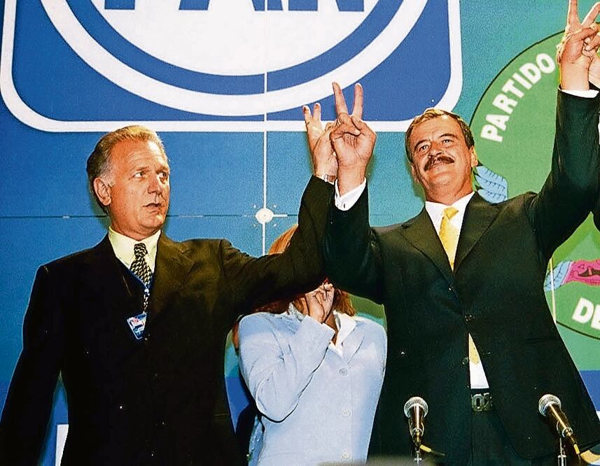 Jorge González Torres, entonces dirigente nacional del PVEM, festejó en 2000 junto a Vicente Fox haber ganado la Presidencia de la República. Foto: Archivo | El Universal