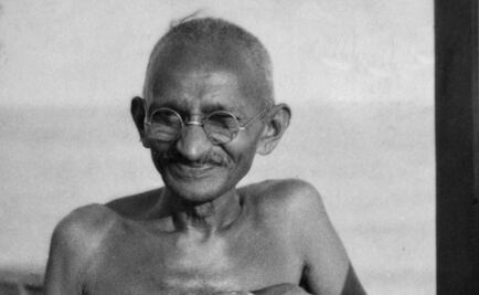 Llaman "racista" a Gandhi y quitan estatua en universidad