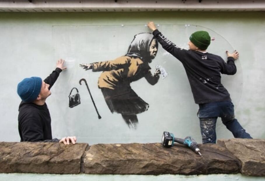 Dueños retiran del mercado casa donde Banksy pintó su nuevo mural; reconsiderarán su precio