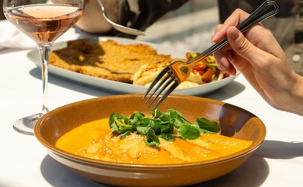 Crepas amaranta y milanesa de res. Foto: @gastronomiapalacio / Instagram