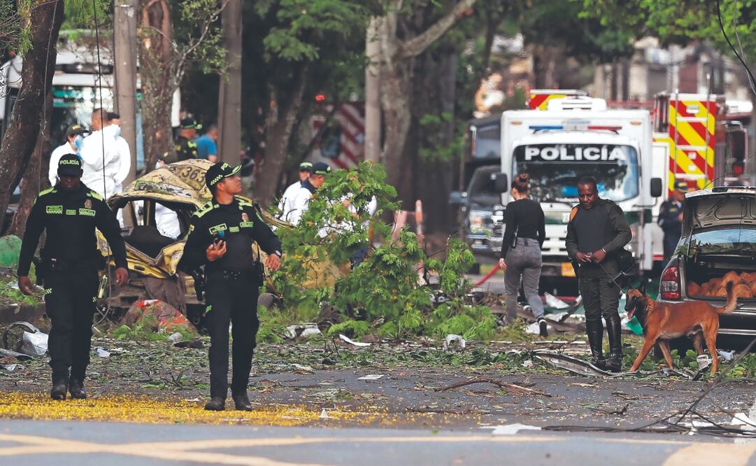 Integrantes de la Policía Nacional inspeccionan la zona del atentado en Cali. Foto: de Ernesto Guzmán Jr. EFE