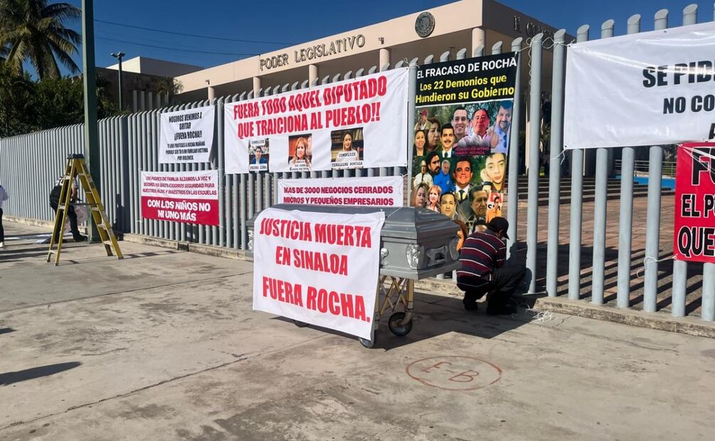 Ataúd colocado afuera del congreso de Sinaloa en forma de protesta por la violencia en la entidad. Foto: Especial