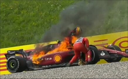 Drama, tensión y pánico; se incendia el Ferrari de Carlos Sainz y el piloto no podía bajar del monoplaza