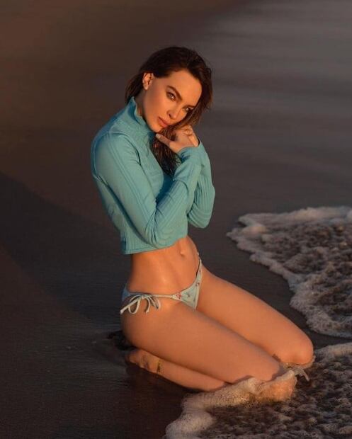 Belinda luce más sexy que nunca con vestido transparente