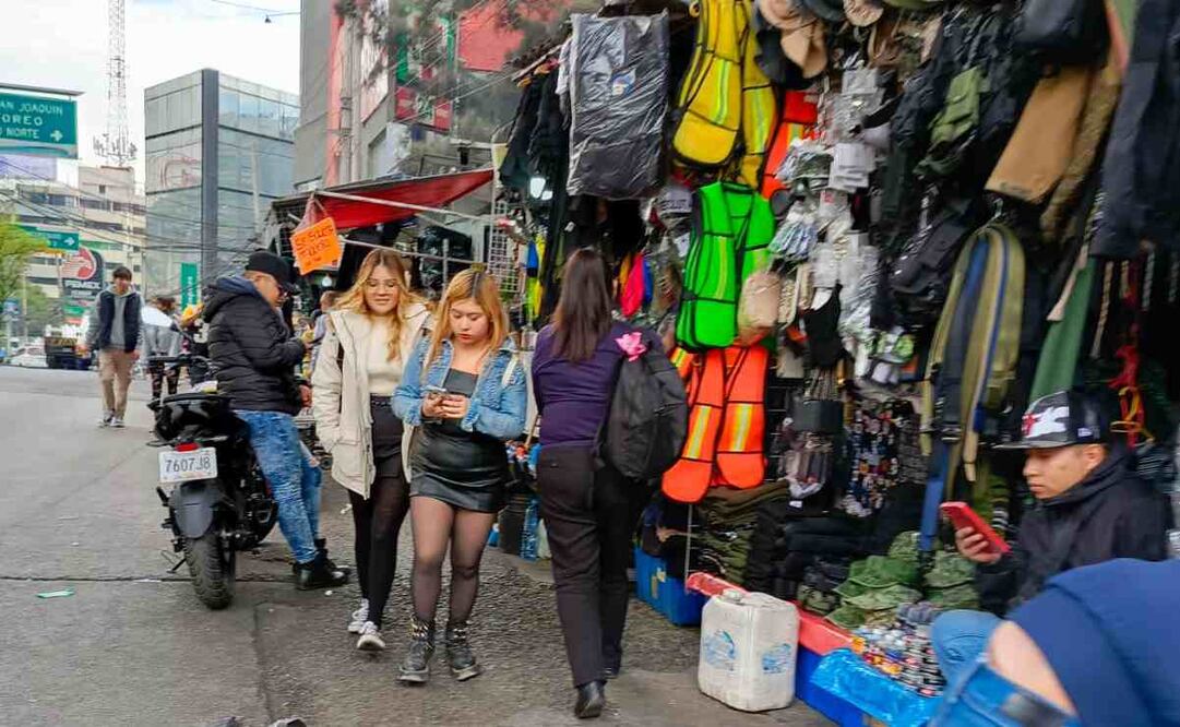 Nuevamente, un centenar de puestos invaden no solo la banqueta, también las escaleras en el corredor del ex Toreo de Cuatro Caminos al Mexipuerto del Metro. Foto: Rebeca Jiménez. EL UNIVERSAL