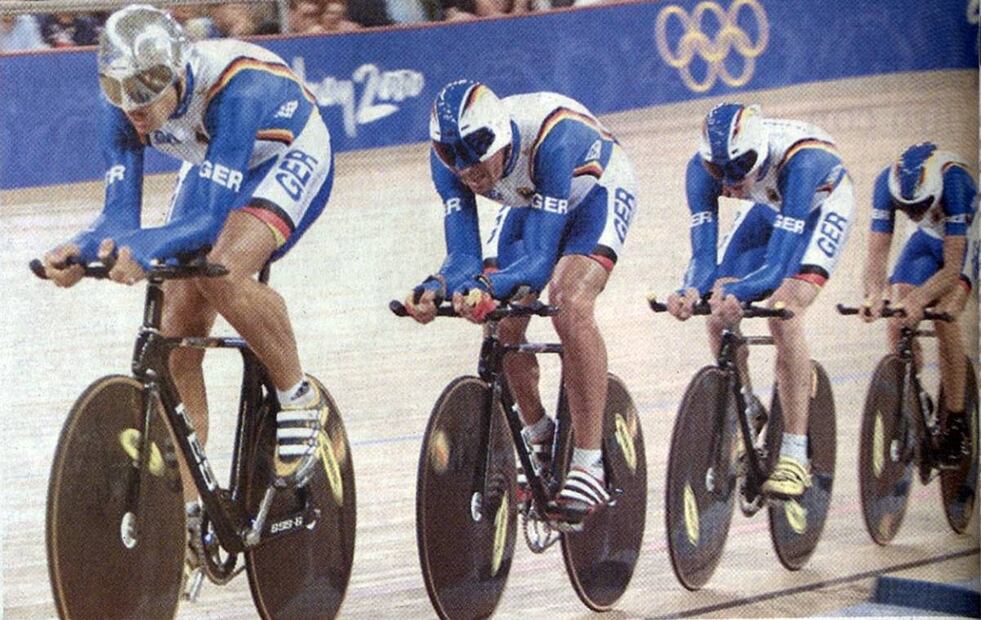 Si de tecnología se trata, no se puede ignorar al equipo alemán de la persecución de 4000 metros. Desde los tenis acoplados al pedal a la perfección, hasta los cascos con visor integrado, sin olvidar el traje de una pieza con mangas largas que llegaban a las palmas de las manos en caso de ser necesario, no hay duda de que era uno de los mayores adelantos de la época en trajes para ciclistas profesionales. Archivo EL UNIVERSAL.