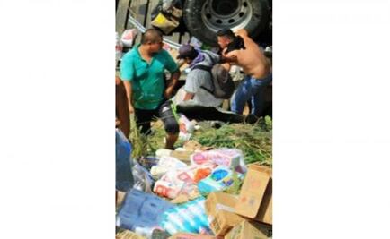 Vuelca tráiler en autopista Chiapas y es saqueado por lugareños