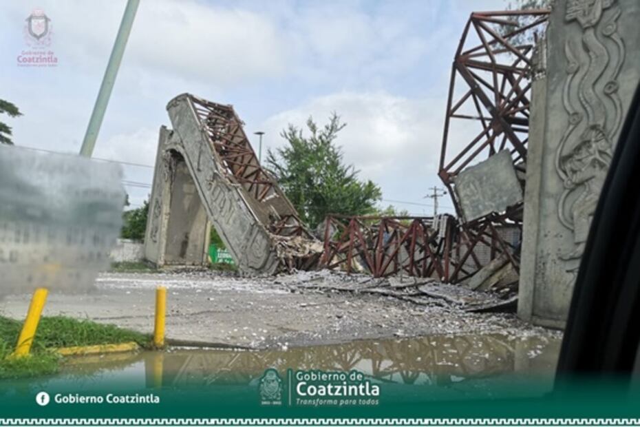 Captan momento del desplome de arco de bienvenida a Coatzintla, Veracruz 