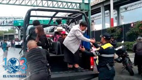 Policías dan "aventón" a pasajeros por bloqueo de federales en el AICM