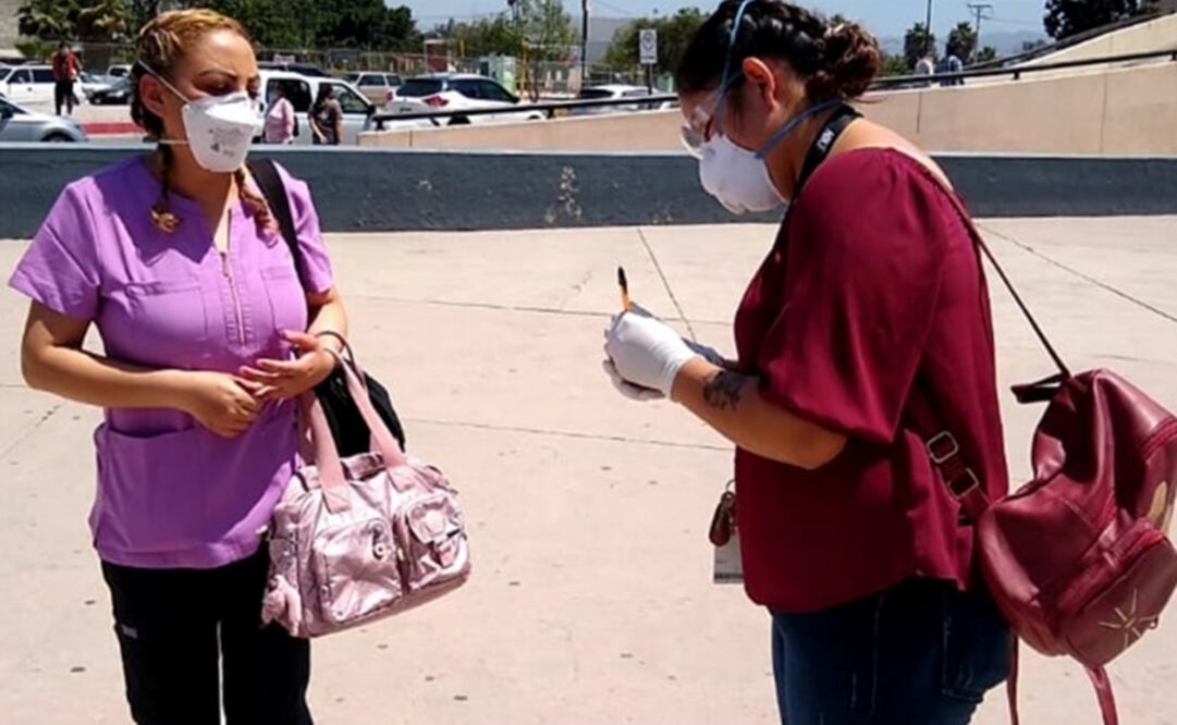 Magui Hernández helps patients receive encouraging messages from their relatives - Photo: Taken from IMSS Facebook account