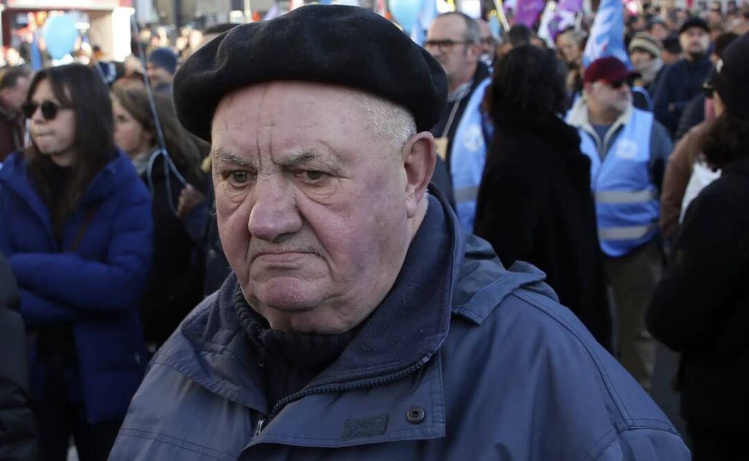 Miles de adultos mayores han protestado por esta medida. Foto: AP