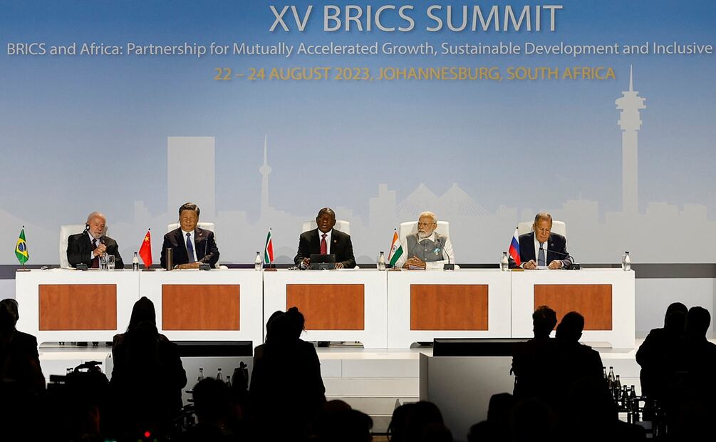 El presidente de Brasil, Luiz Inácio Lula da Silva, el presidente de China, Xi Jinping, el presidente de Sudáfrica, Cyril Ramaphosa, el primer ministro de India, Narendra Modi, y el ministro de Asuntos Exteriores de Rusia, Sergei Lavrov, en la Cumbre BRICS de 2023. Foto: AFP