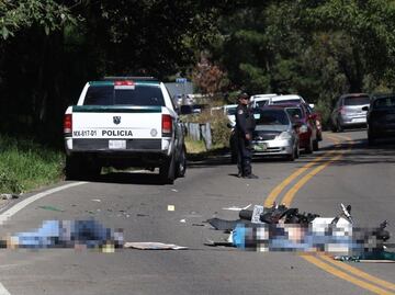 Tragedia en la México-Cuernavaca; dos motociclistas mueren al chocar de frente contra un microbús