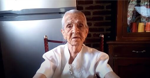 Abuelita youtuber pide que vean sus videos para sobrevivir 