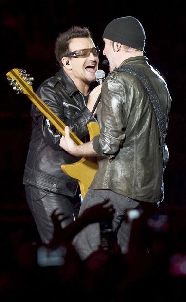 Bono y “The Edge”, de U2. Su banda es una de las más conocidas en cuestiones de paz y remembranza histórica. Foto: AP.