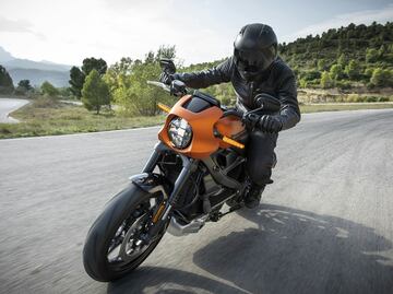 Por qué no debes llenar el tanque de gasolina de tu moto
