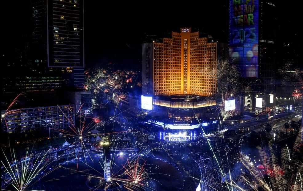 Un castillo de fuegos artificiales marca el Año Nuevo sobre la rotonda del Bundaran Hotel Indonesia en Yakarta. Foto: EFE