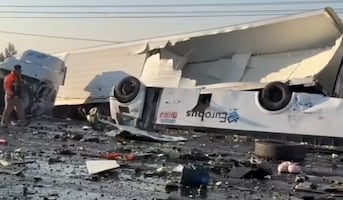 Choque entre un tráiler y un camión de pasajeros en carretera Silao-Irapuato deja dos muertos y siete heridos
