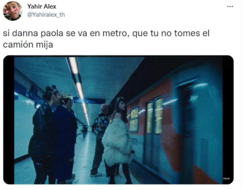 Danna Paola se sube al metro de la CDMX y así reaccionan en redes