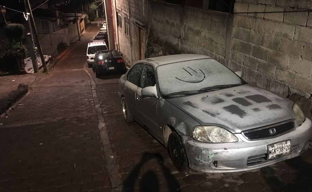 Habitantes de Cuajimalpa aprovecharon la caída de aguanieve para capturar el momento. Foto: Berenice Fregoso/ El Universal 