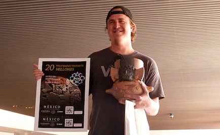 Templo Mayor regala réplica de vasija Tláloc a visitante 20 millones