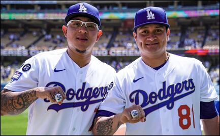 Los mexicanos Julio Urías y Víctor González presumen su anillo de campeonato