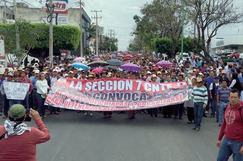 En Chiapas tomaorn las calles una vez más. La Coordinadora Nacional de Trabajadores de la Educación (CNTE), estudiantes y organizaciones sociales marcharon para reiterar su inconformidad con el alza a los precios de las gasolinas. ()