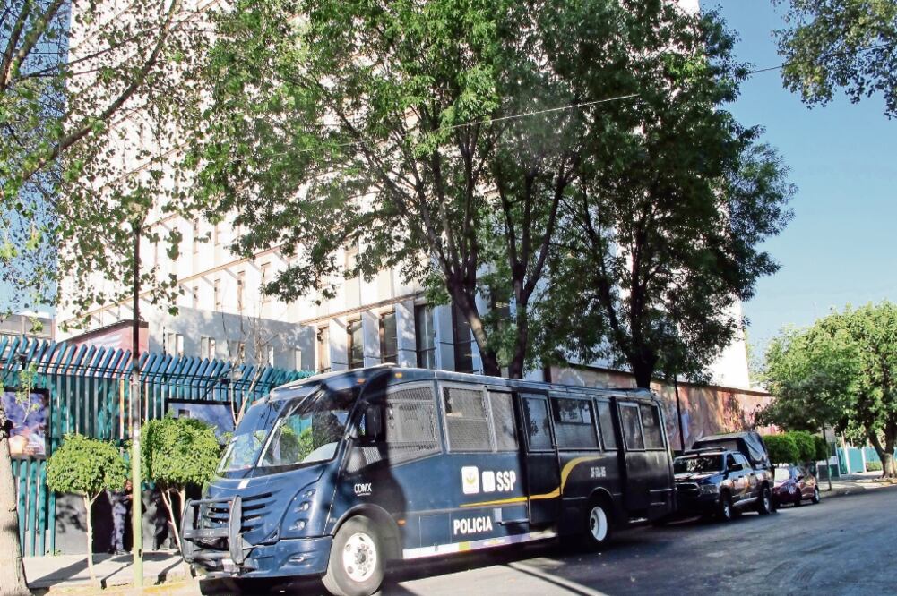 Ayer, la sede el PRI estuvo resguardada por agentes pertenecientes a la SSP capitalina. Autoridades del tricolor reprobaron los llamados de Arne aus den Ruthen a la violencia y afirman que trabajan por un México democrático (ARIEL OJEDA. EL UNIVERSAL)