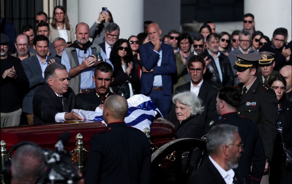 El presidente de Uruguay, Yamandú Orsi, acompañado de la viuda de José Mujica, Lucía Topolansky, colocó el pabellón patrio sobre el féretro del exguerrillero, el 14 de mayo de 2025. Foto: EFE