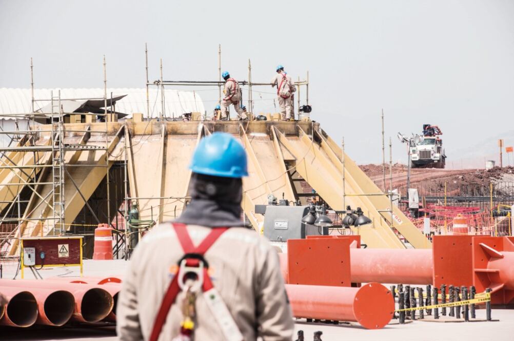 Trabajos en el predio donde se ubicará el nuevo aeropuerto. Standard and Poor ’s considera difícil que se cancele la obra por los avances que tiene. (ARCHIVO EL UNIVERSAL)