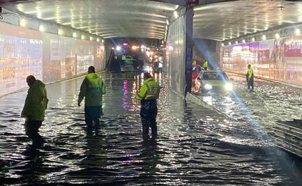VIDEO Lluvias provocan inundación en bajo puente de Calzada de Tlalpan y Eje 5 Sur; al menos 6 autos quedan varados