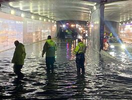 VIDEO Lluvias provocan inundación en bajo puente de Calzada de Tlalpan y Eje 5 Sur; al menos 6 autos quedan varados