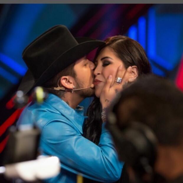 Veto no le impide a Christian Nodal cantarle las mañanitas a su mamá