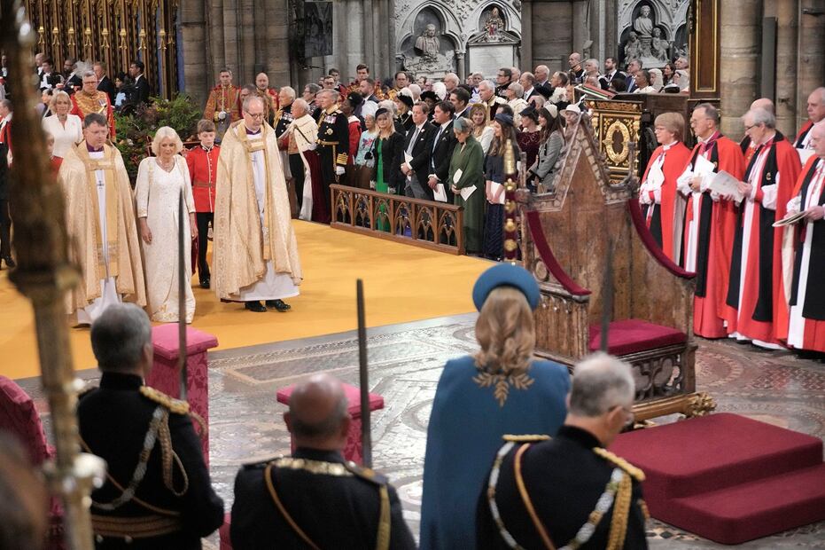 La reina Camila llega a la ceremonia de coronación del rey Carlos III en la Abadía de Westminster, Londres. Foto: AP