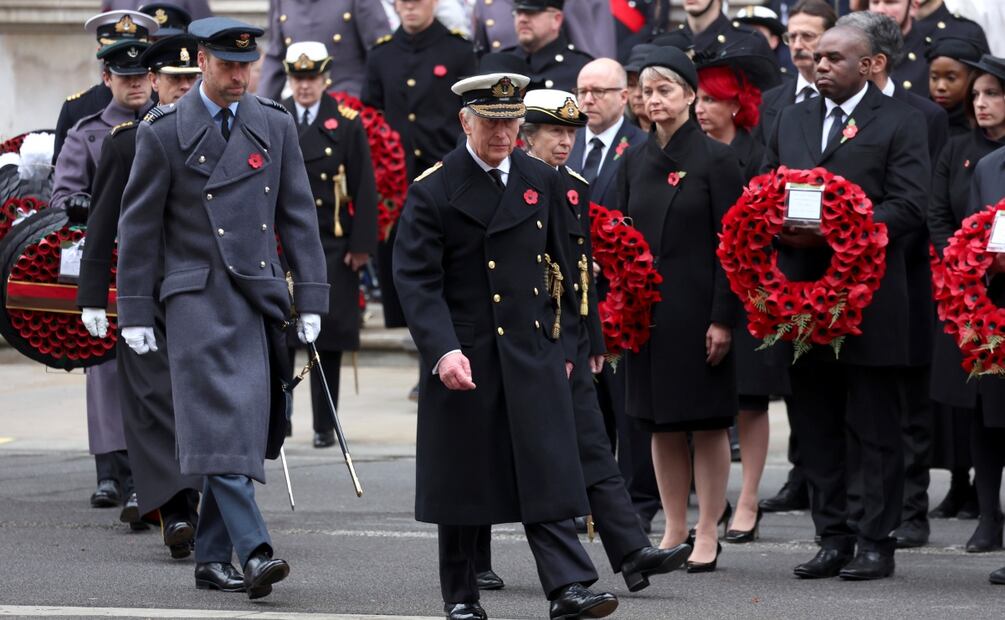 De frente, desde la izquierda, el Príncipe William, Príncipe de Gales, el Rey Carlos III y Ana, la Princesa Real, caminan durante el Servicio Nacional de Recuerdo en el Cenotafio. Foto: AP