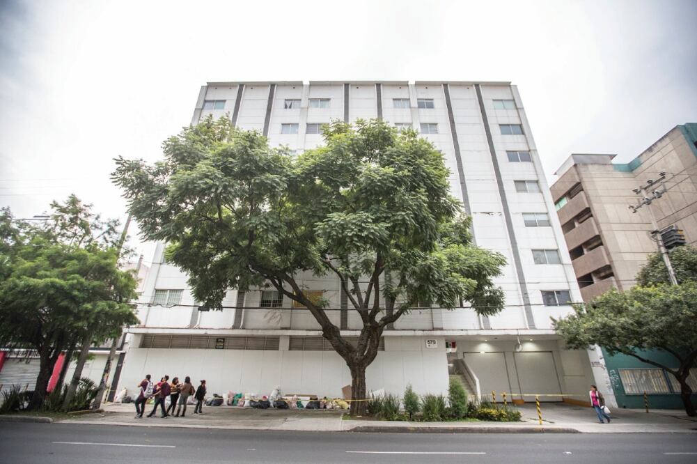 El edificio habitacional ubicado sobre avenida Cuauhtémoc 579, sufrió daños por el pasado sismo del 19 de septiembre y hasta el momento la empresa constructora Baita no ha respondido las llamadas de sus inquilinos (GERMÁN ESPINOSA. EL UNIVERSAL)