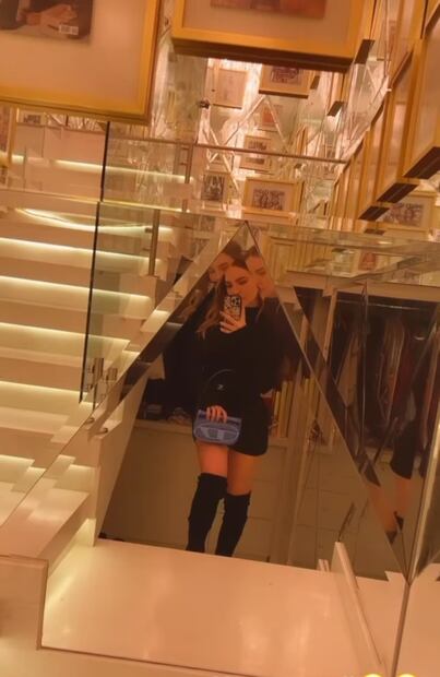 Belinda derrocha estilo con minivestido y botas slouchy