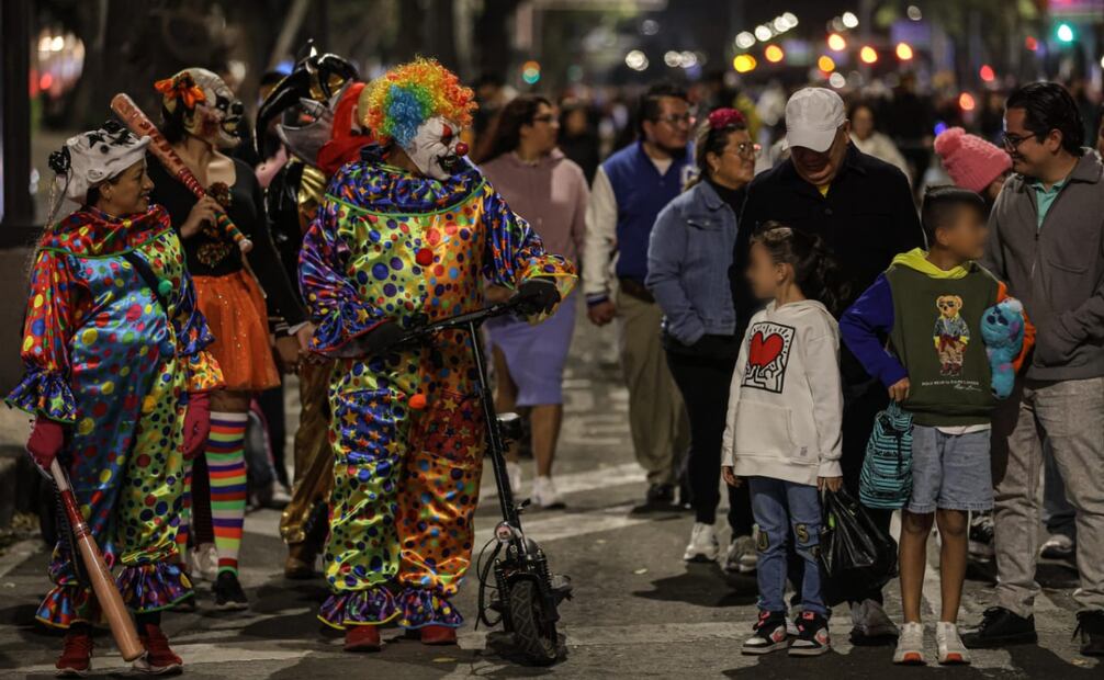Adultos y niños conviviendo y observando el paseo nocturno. (26/10/2024) Fotos: Gabriel Pano / El Universal