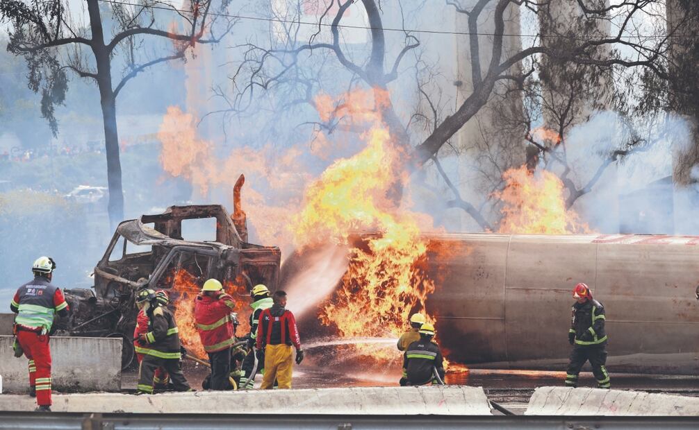 Bomberos de la Ciudad de México y personal de Protección Civil combatieron durante varias horas el fuego en la pipa que volcó y explotó en el Puente de la Concordia, en la alcaldía Iztapalapa, lo que dejó 67 personas lesionadas y tres muertos. Foto: de  VALENTE ROSAS. EL UNIVERSAL