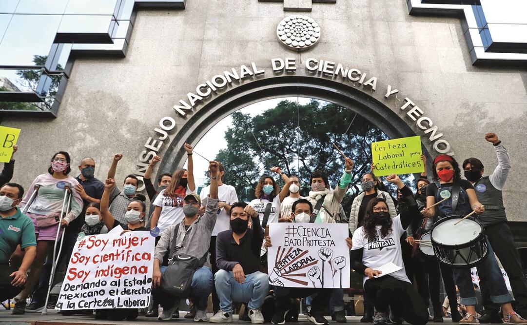 Investigadores del Sindicato Independiente de Trabajadoras y Trabajadores de Investigación de Cátedras protestaron afuera del Conacyt para exigir garantías laborales y respeto a sus contratos colectivos. Foto: Diego Simón Sánchez. EL UNIVERSAL