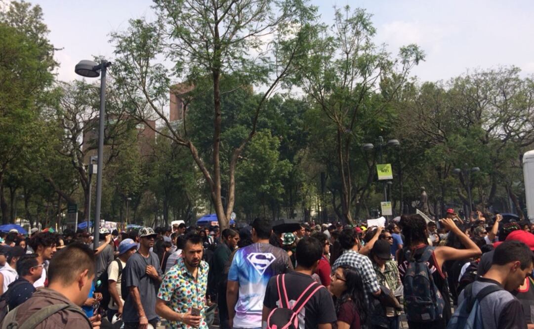 Marchan sobre avenida Juárez para pedir legalización de la marihuana