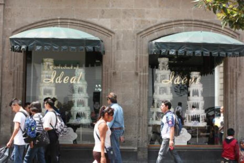Vista actual de los aparadores donde se observa la variedad de pasteles que ofrece la tienda