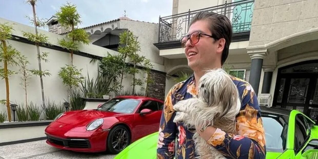 Con un amplio espacio y con más de cuatro niveles, la mansión del aclamado “niño millonario” en redes sociales, cuenta con una gran cantidad de autos de lujo. Foto: Youtube @fofmarquez1
