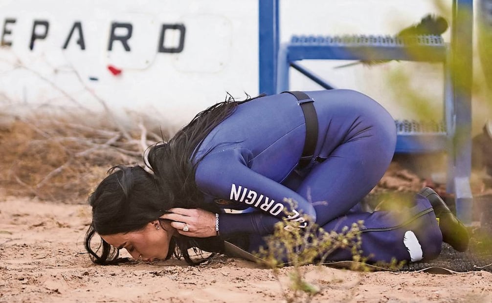 Al descender de la nave, la famosa cantante Katy Perry se arrodilló y besó el suelo del desierto texano. (15/04/2025) Foto: Blue Origin | AFP