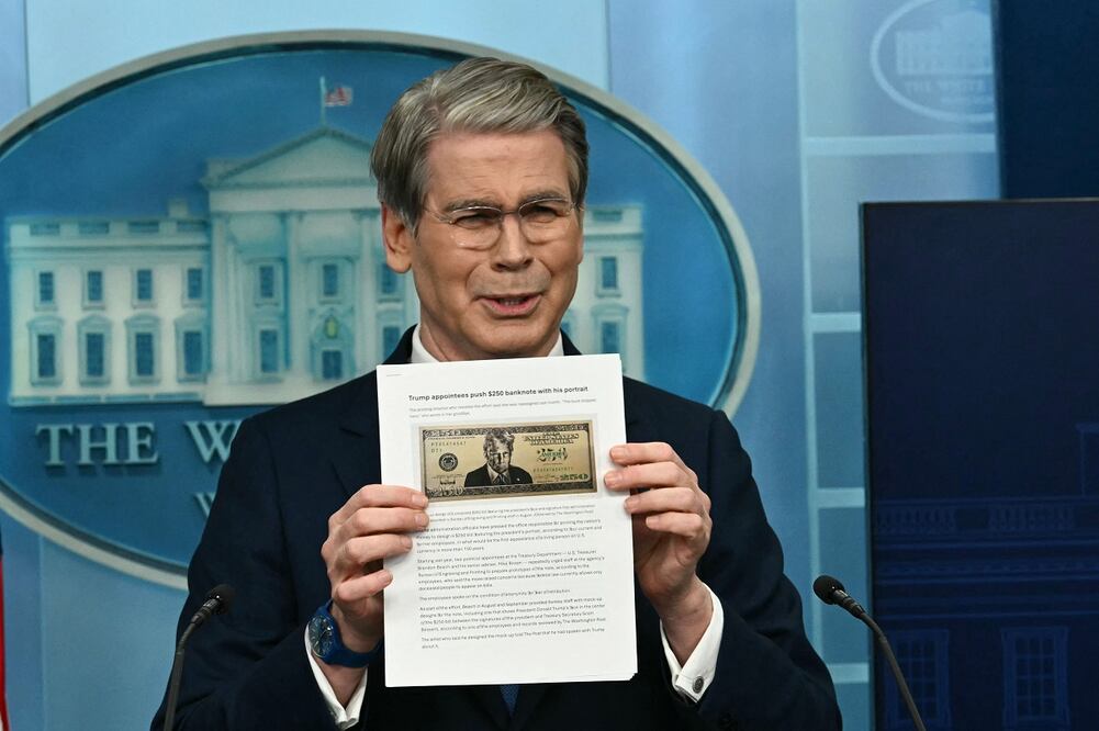 El secretario del Tesoro de EU, Scott Bessent, presenta en la Casa Blanca un boceto de un billete de 250 dólares con el rostro del presidente Donald Trump. FOTO: KENT NISHIMURA / AFP